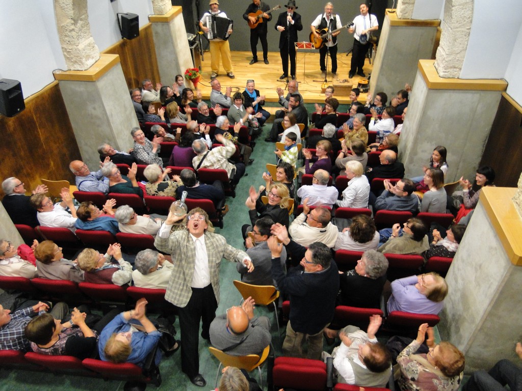 Imatge d'un moment de l'actuació de Quico el Cèlio, el Noi i el Mut de Ferreries. Foto: Salvador Català.