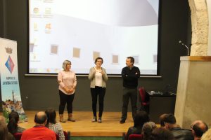 Imatge d'arxiu de la Setmana de l'Empresa i l'Ocupació de la Bisbal del Penedès. D'esquerra a dreta: Arantzazu Longares, tècnica d'Ocupació del SOM Bisbal; Agnès Ferré, alcaldessa de la Bisbal del Penedès i responsable de l'àrea d'Ocupació; Josep Oriol Fernández, responsable de Logística i Formació de la Cambra de Comerç de Tarragona 