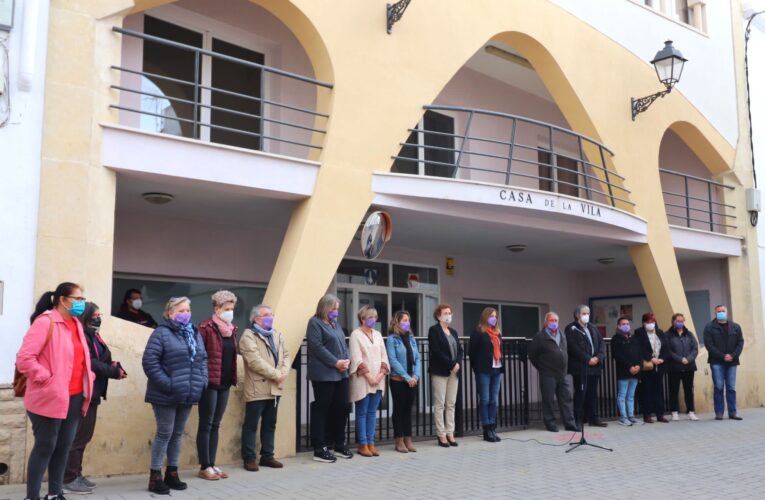 Avui a les 17h ha tingut lloc una concentració al davant de l’Ajuntament per condemnar i rebutjar el feminicidi que ha tingut lloc aquest dilluns al municipi