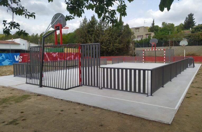 La pista de l’Esplai estrena tanca i cistelles de bàsquet