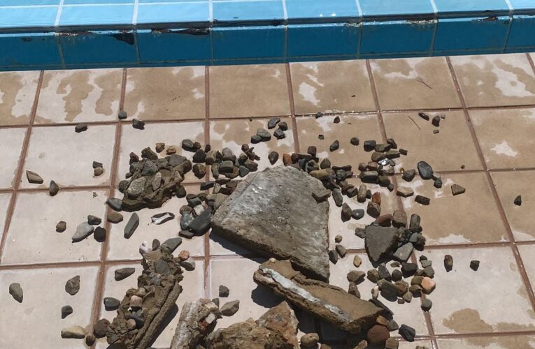 Novament lamentem l’incivisme d’algunes persones: en aquest cas podria haver causat danys en l’interior de la piscina municipal