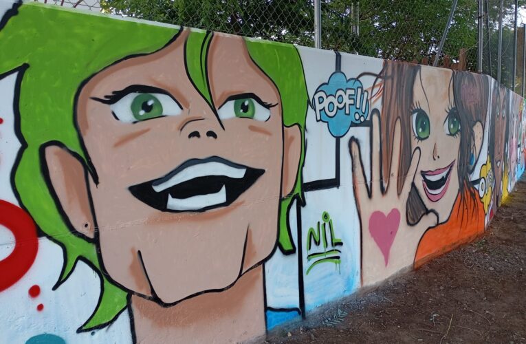 Sis alumnes de l’escola Ull de Vent han pintat murals en una paret que hi ha entre l’escola i la llar d’infants