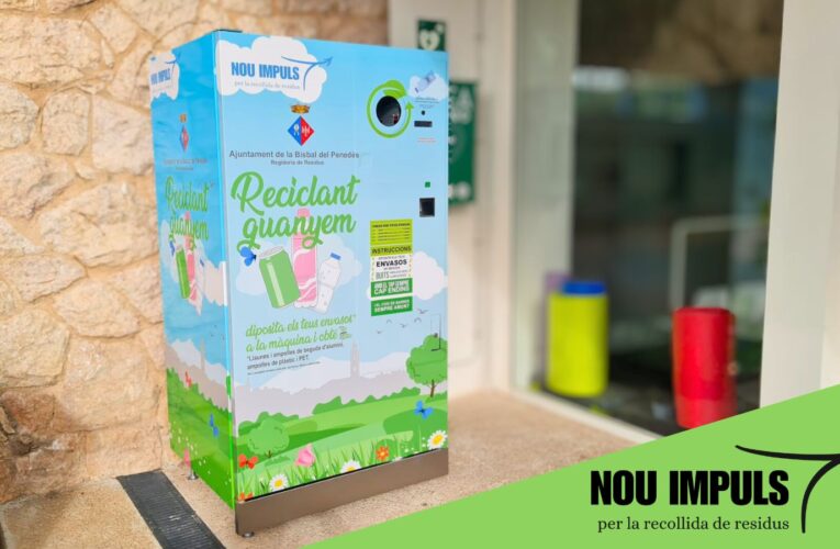 El porxo d’entrada al Pavelló Esportiu Municipal estrena una màquina de reciclatge d’envasos que premia el reciclatge amb vals de descompte als comerços locals