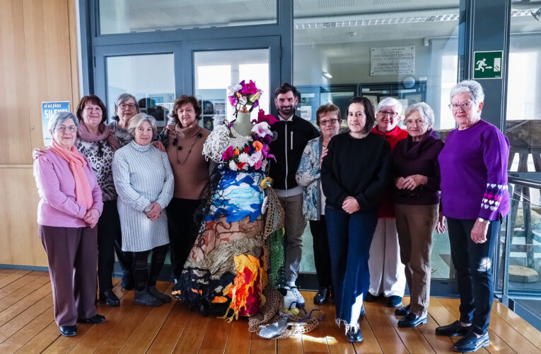 El grup de cosidores de l’Associació de dones La Roca Foradada va participar en la 60ª edició del Concurs de Vestits de Paper de Mollerussa