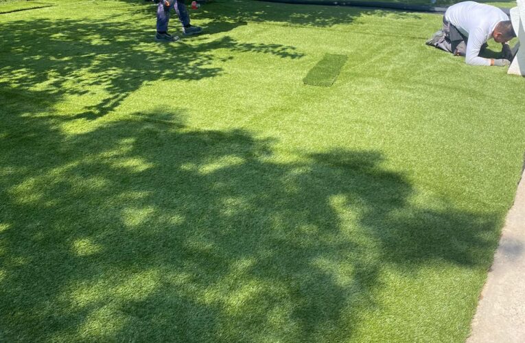 La piscina municipal tindrà gespa artificial pròximament