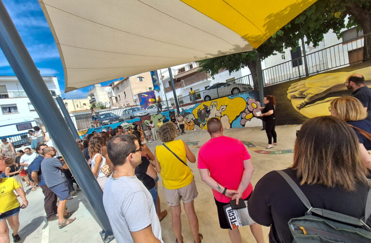 L’Ajuntament ha donat la benvinguda als educadors del municipi fent la ruta dels murals