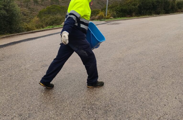 La brigada municipal actua per prevenir la formació de gel davant la baixada de les temperatures
