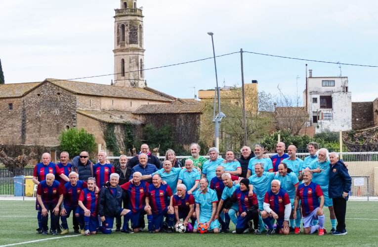 L’agrupació de jugadors veterans del FC Barcelona ha visitat el camp de futbol de la Bisbal del Penedès aquest dissabte