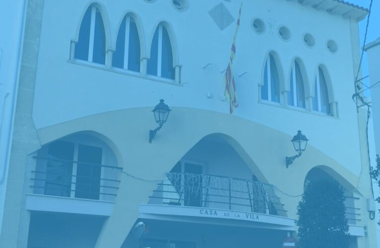 Aquest cap de setmana l’Ajuntament s’ha il·luminat de blau per commemorar el Dia Mundial de la Síndrome de Down i el Dia Mundial de l’Aigua