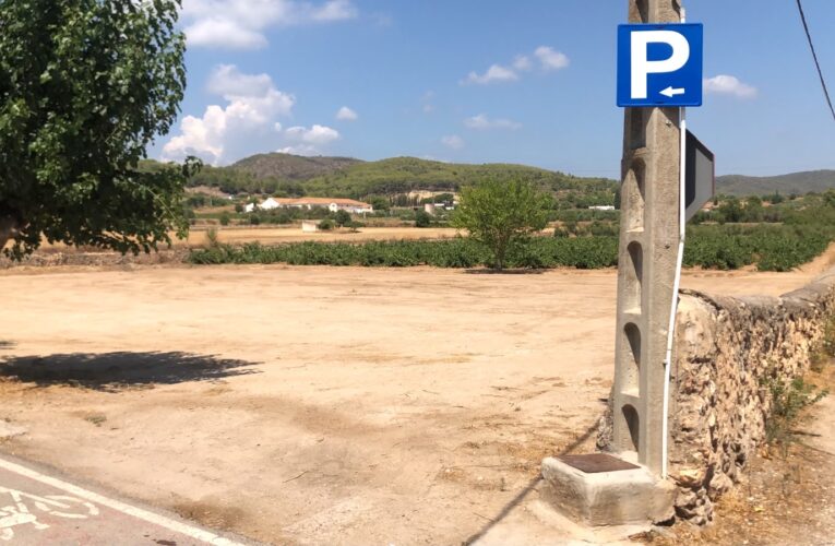 L’aparcament municipal de l’avinguda Baix Penedès ja està disponible després de formalitzar-se l’acord de cessió gratuïta dels terrenys