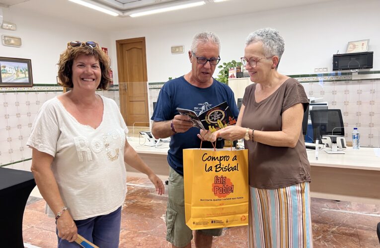 Ahir es van repartir més de 600 programes de la Festa Major acompanyats d’un obsequi